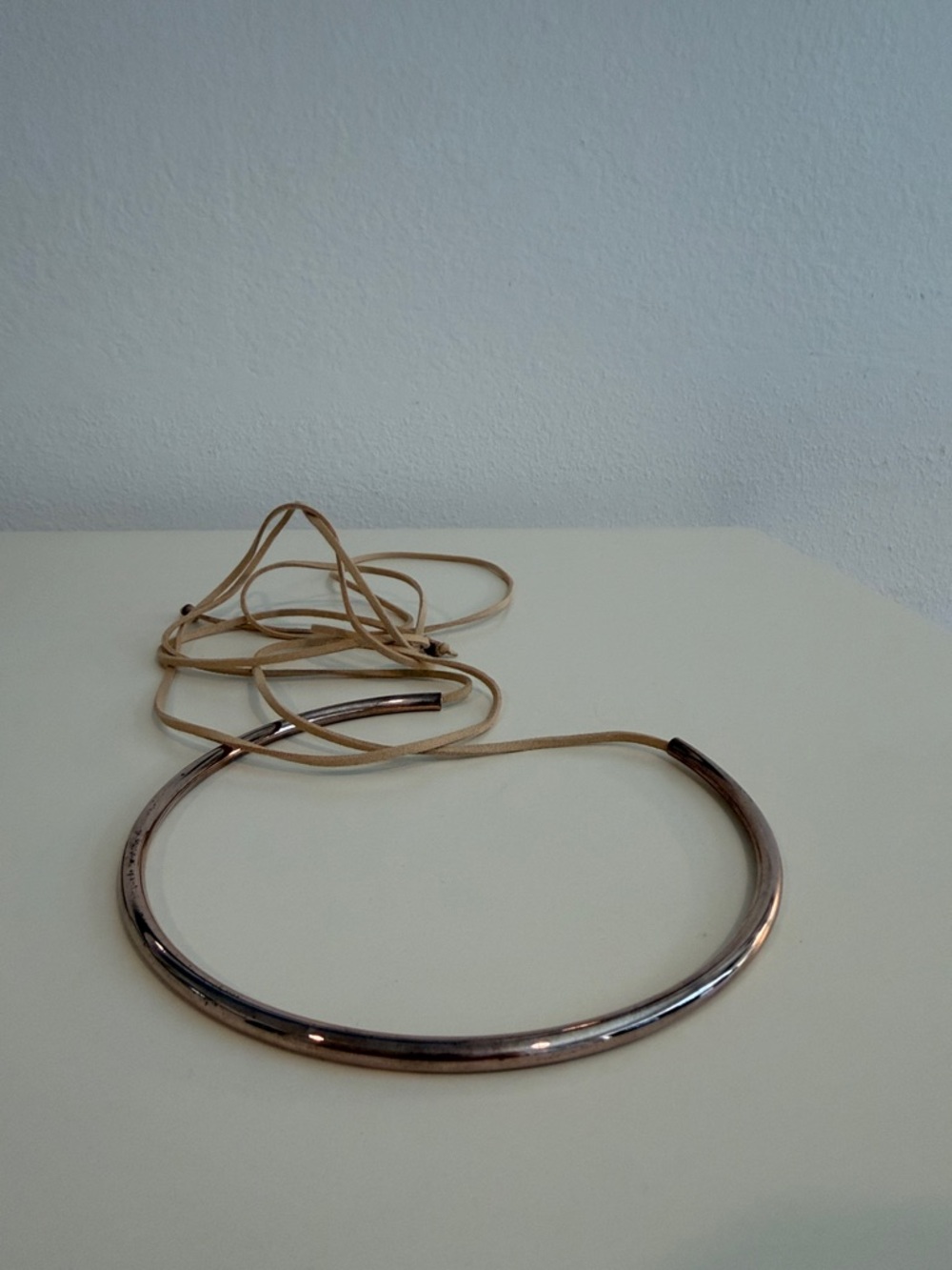 Minimalist Copper Hoop Necklace with Beige leather Cord - Picture 3 of 3